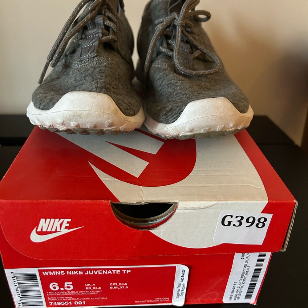 Nike Women's Juvenate TP - Gray and White